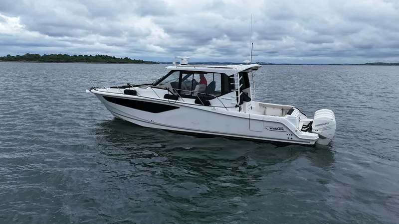 Slide: The Image of Boston Whaler 405 Conquest 2021 - 7