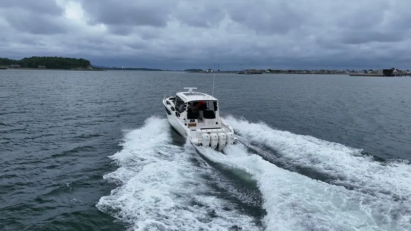 Slide: The Image of Boston Whaler 405 Conquest 2021 - 9