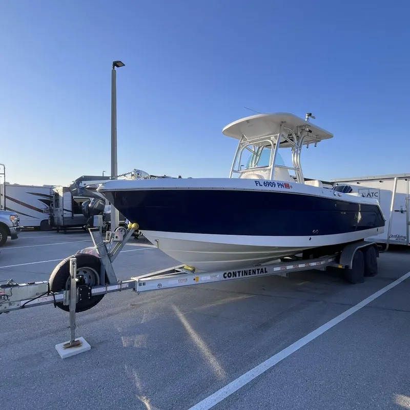 The Image of Robalo R240 Center Console 2013 - 0