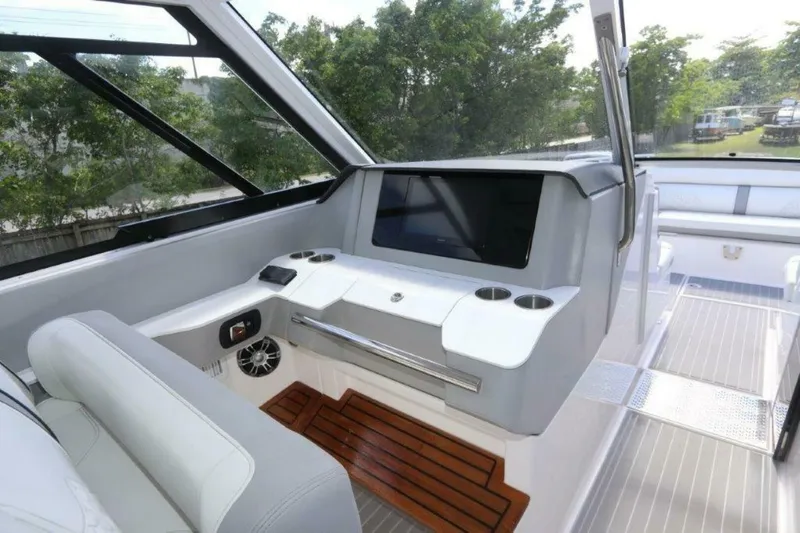 Slide: The Image of Regal LX36 2022 - 6