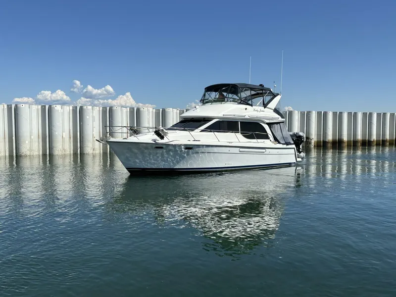 The Image of Bayliner 3788 Command Bridge 2000 - 0