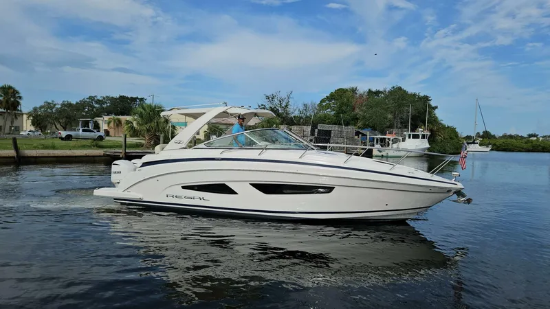 The Image of Regal 33 XO Express Cruiser Outboard 2018 - 0