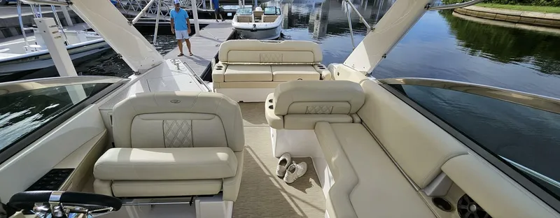 Slide: The Image of Regal 33 XO Express Cruiser Outboard 2018 - 14