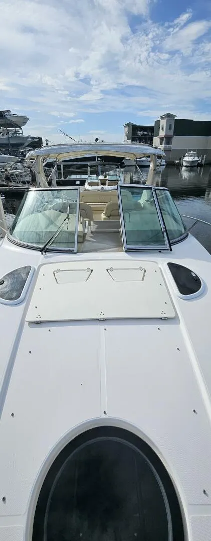 Slide: The Image of Regal 33 XO Express Cruiser Outboard 2018 - 17