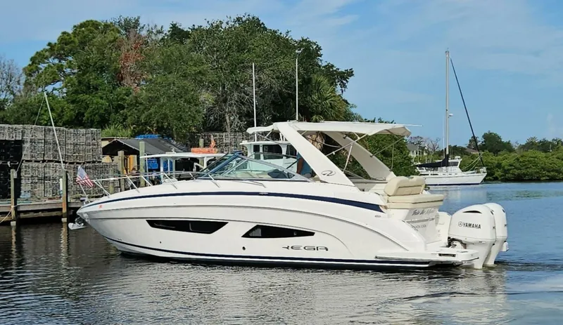 Slide: The Image of Regal 33 XO Express Cruiser Outboard 2018 - 8