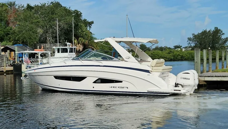 Slide: The Image of Regal 33 XO Express Cruiser Outboard 2018 - 9