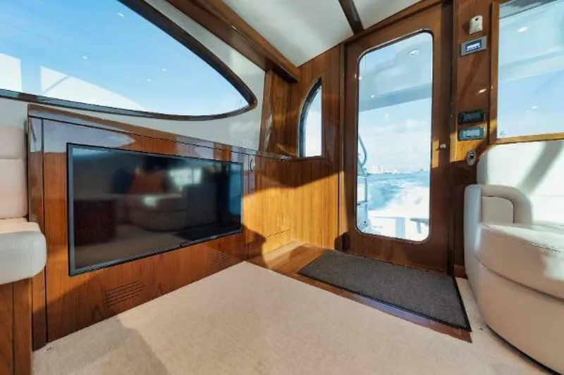 Slide: The Image of Hatteras GT54 2018 - 9