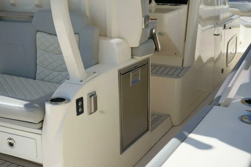 Slide: The Image of Scout 380 LXF 2022 - 23