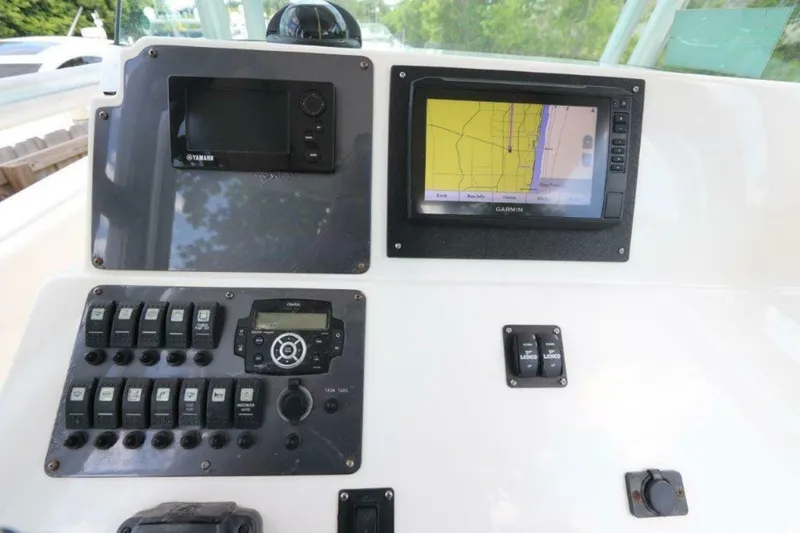 Slide: The Image of Robalo R260 Center Console 2017 - 25
