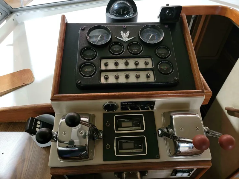 Slide: The Image of Bertram 33 Flybridge Cruiser 1983 - 16