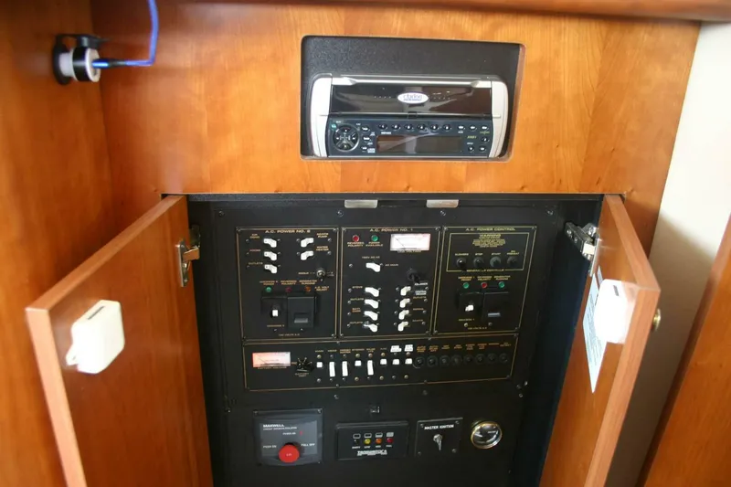 Slide: The Image of Cruisers 3750 Motor Yacht 2001 - 8