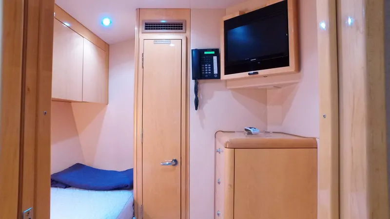 Slide: The Image of Hatteras 68 Convertible 2006 - 15