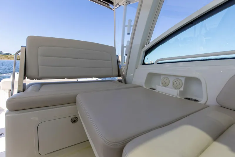 Slide: The Image of Boston Whaler 345 CONQUEST 2019 - 19