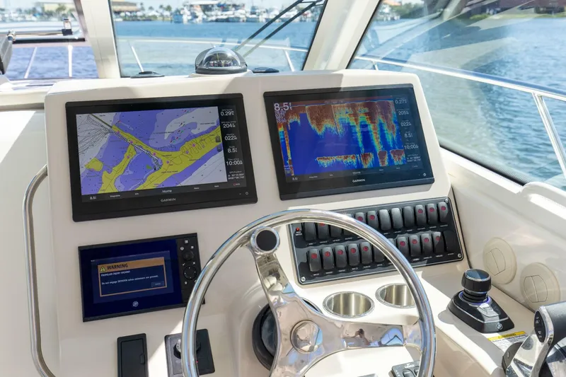 Slide: The Image of Boston Whaler 345 CONQUEST 2019 - 21