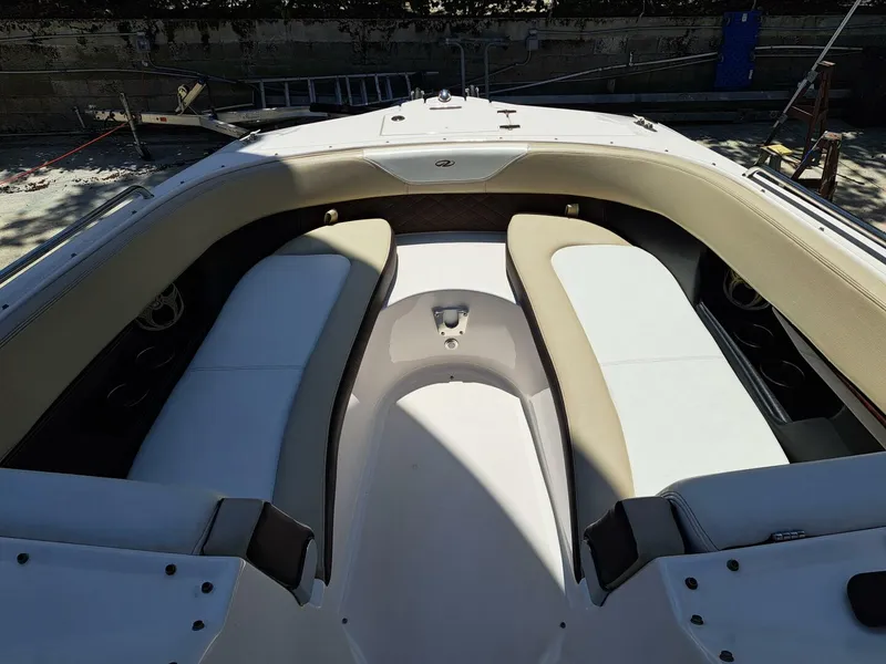 Slide: The Image of Regal 2700 Bowrider 2014 - 14