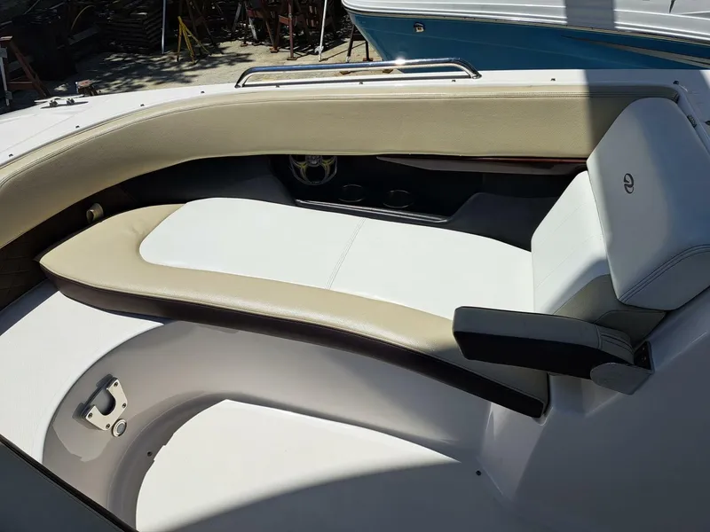 Slide: The Image of Regal 2700 Bowrider 2014 - 16