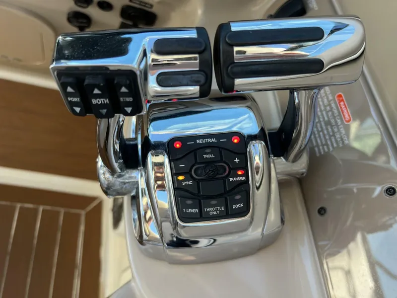 Slide: The Image of Sea Ray 300 SLX 2012 - 19