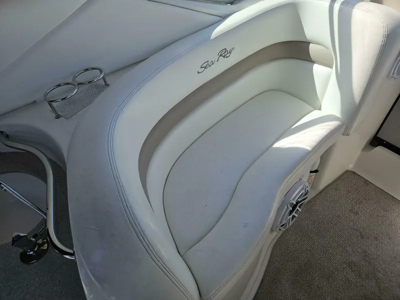 Slide: The Image of Sea Ray 320 2004 - 18