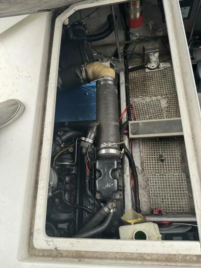 Slide: The Image of Carver Yachts Mariner 3297 1990 - 28