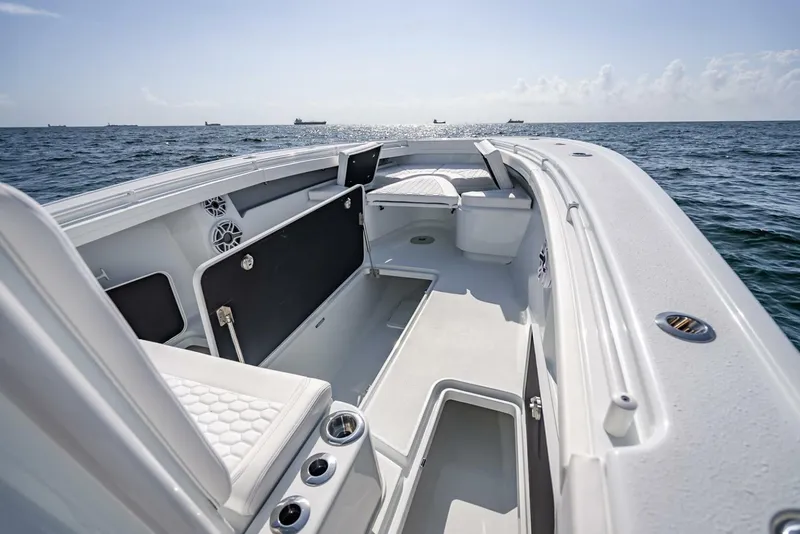 Slide: The Image of Yellowfin 34 Offshore 2025 - 37