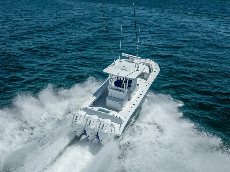 Slide: The Image of Yellowfin 34 Offshore 2025 - 40