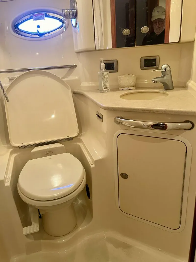 Slide: The Image of Sea Ray 46 Sundancer 2004 - 22