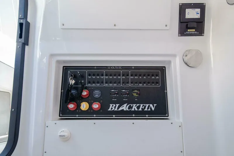 Slide: The Image of Blackfin 272 CC 2018 - 11
