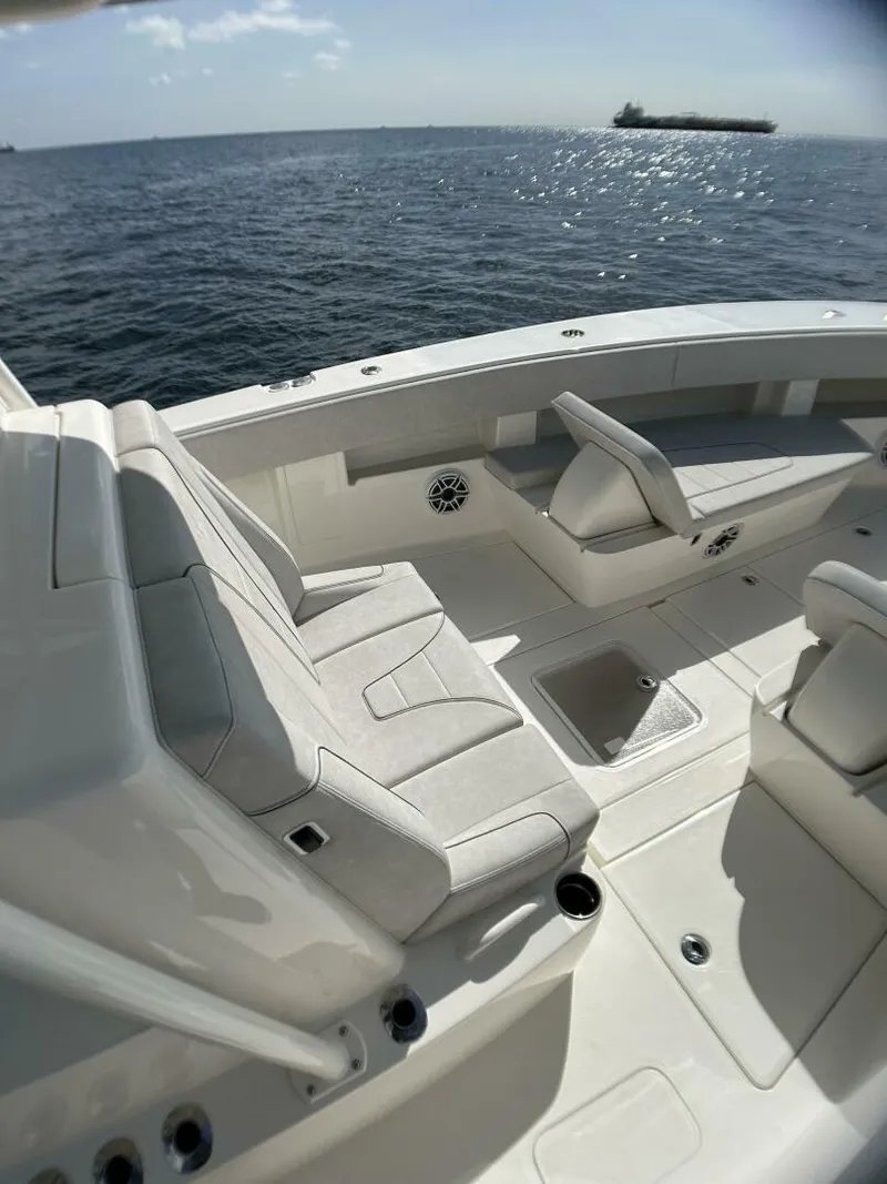 Slide: The Image of SeaVee 390z Center Console 2022 - 16