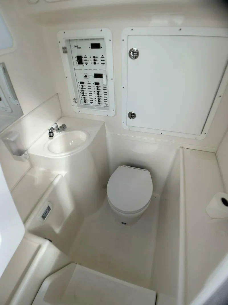 Slide: The Image of SeaVee 390z Center Console 2022 - 18