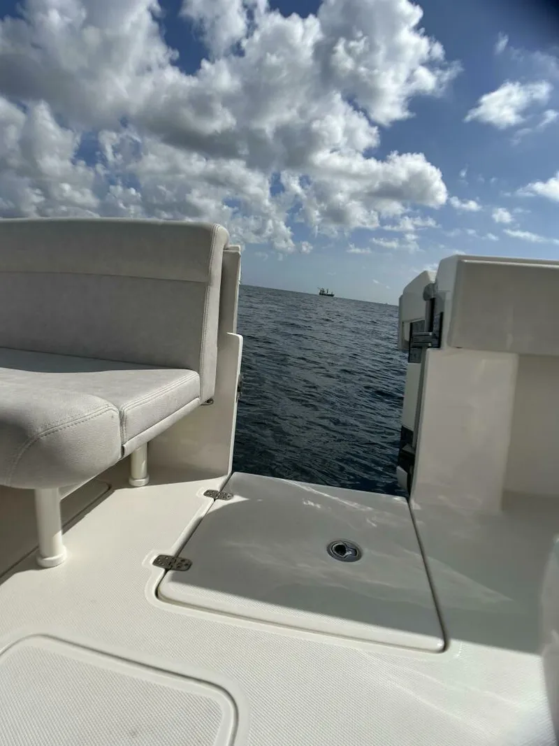 Slide: The Image of SeaVee 390z Center Console 2022 - 27