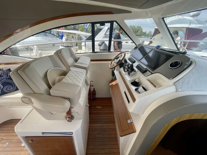 Slide: The Image of Chris-Craft Commander 42 2017 - 18