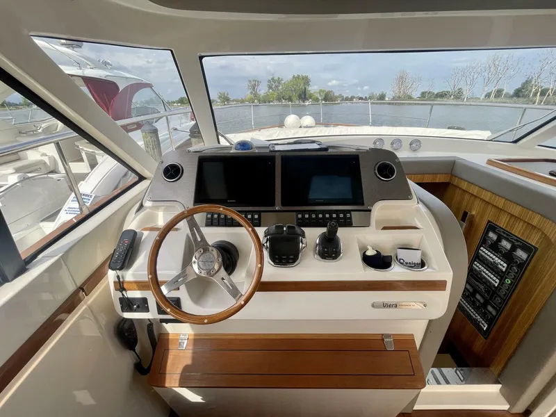 Slide: The Image of Chris-Craft Commander 42 2017 - 19