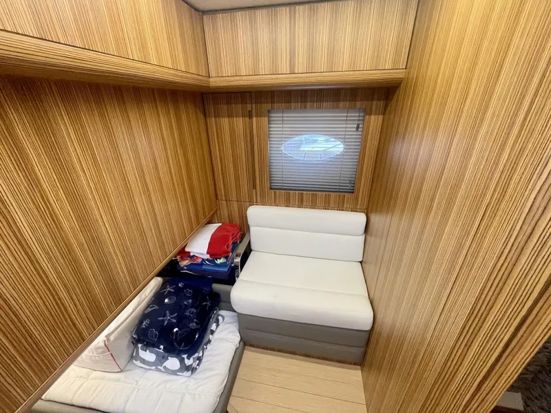 Slide: The Image of Chris-Craft Commander 42 2017 - 22