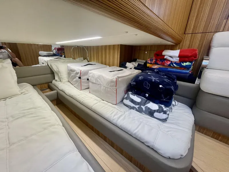 Slide: The Image of Chris-Craft Commander 42 2017 - 24