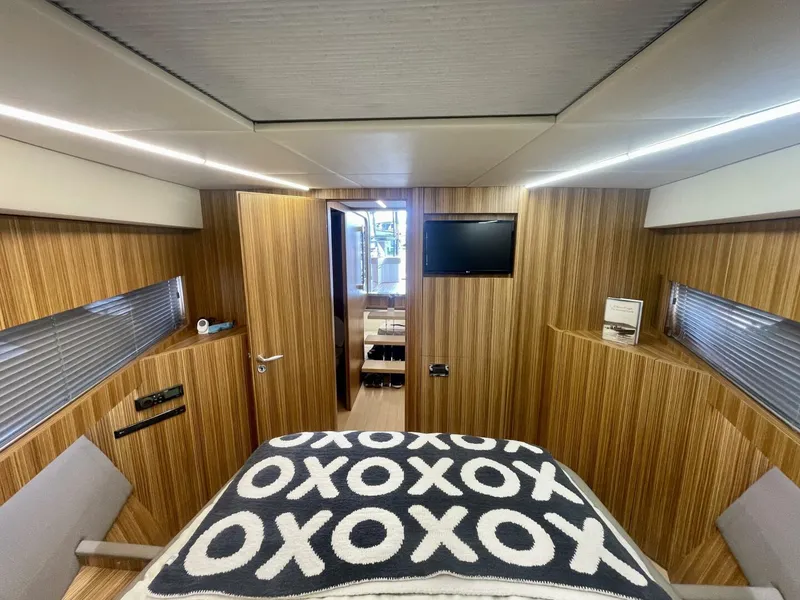 Slide: The Image of Chris-Craft Commander 42 2017 - 27