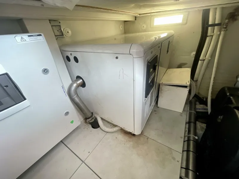Slide: The Image of Chris-Craft Commander 42 2017 - 40