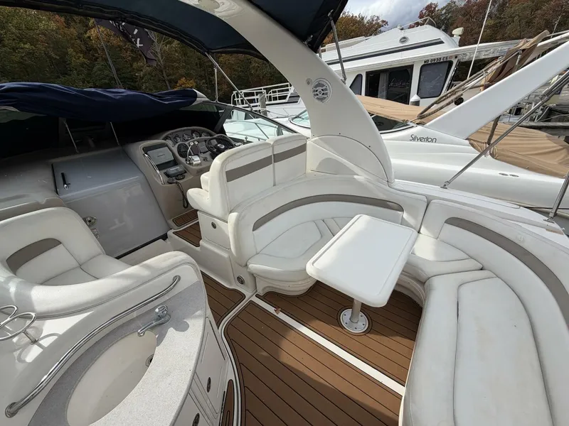 Slide: The Image of Sea Ray 320 Sundancer 2005 - 15