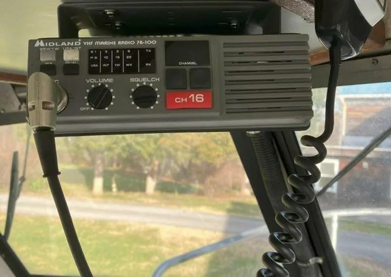 Slide: The Image of Boston Whaler Frontier 1990 - 12