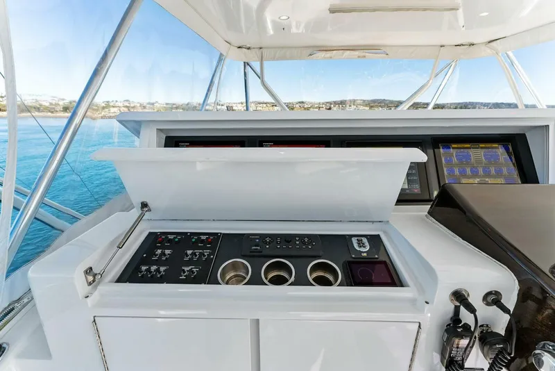 Slide: The Image of Hatteras 64 Convertible 2007 - 38