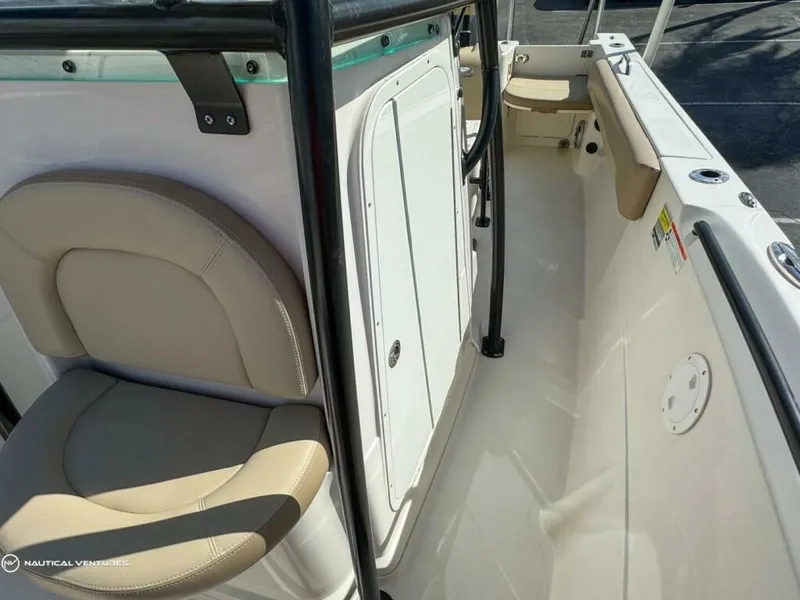 Slide: The Image of Sailfish 220 CC 2019 - 10