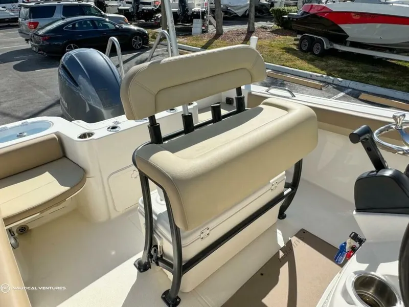 Slide: The Image of Sailfish 220 CC 2019 - 15