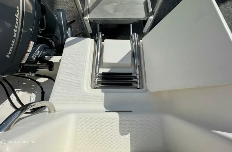 Slide: The Image of Sailfish 220 CC 2019 - 20