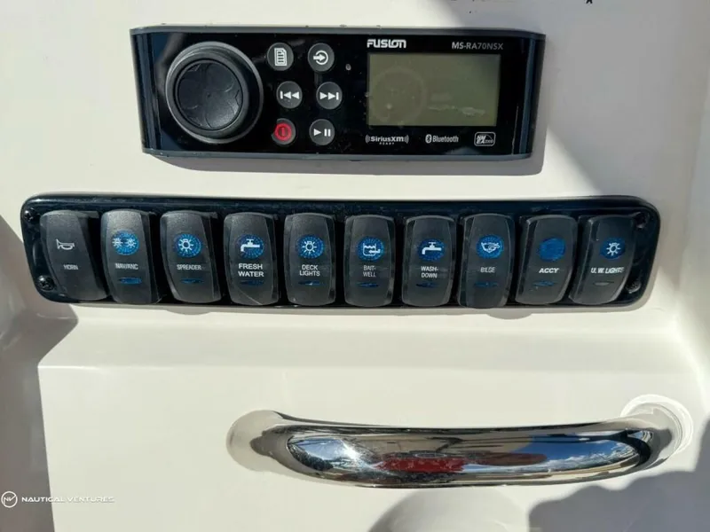 Slide: The Image of Sailfish 220 CC 2019 - 28