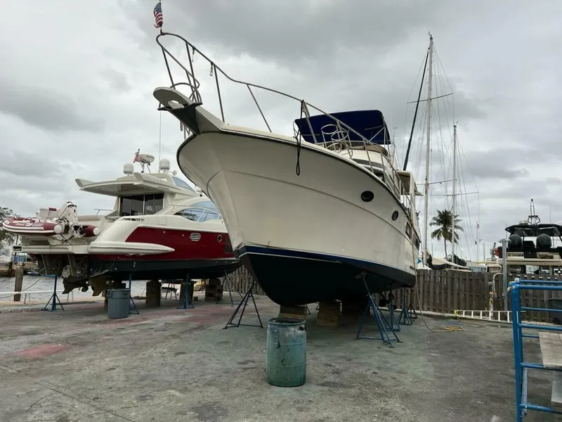 Slide: The Image of Californian 42 Motor Yacht 1987 - 37