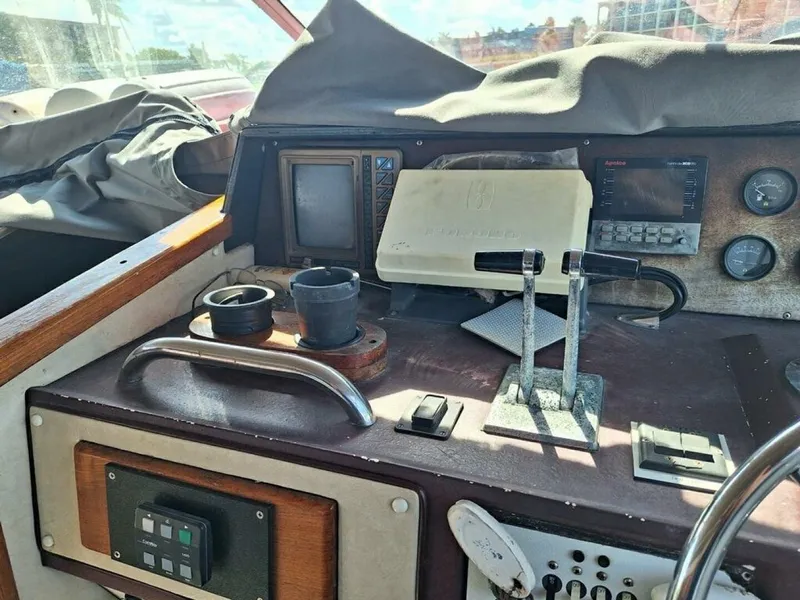 Slide: The Image of Sea Ray 390 Express Cruiser 1985 - 6