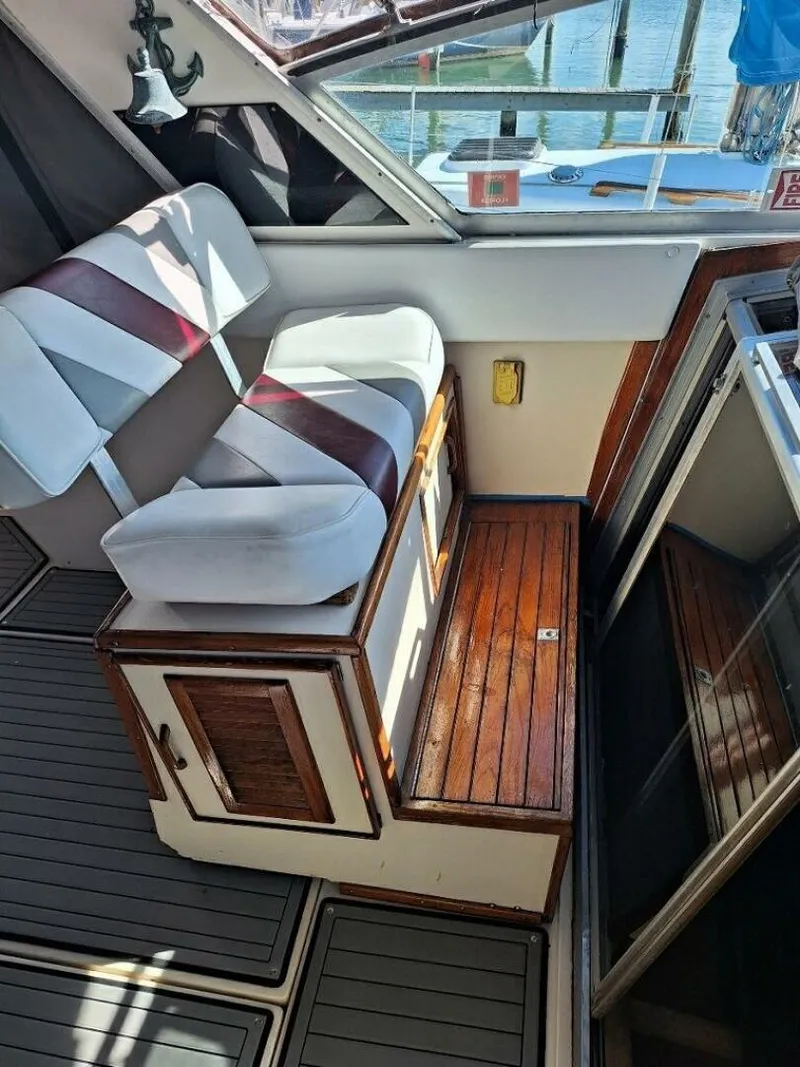 Slide: The Image of Sea Ray 390 Express Cruiser 1985 - 7