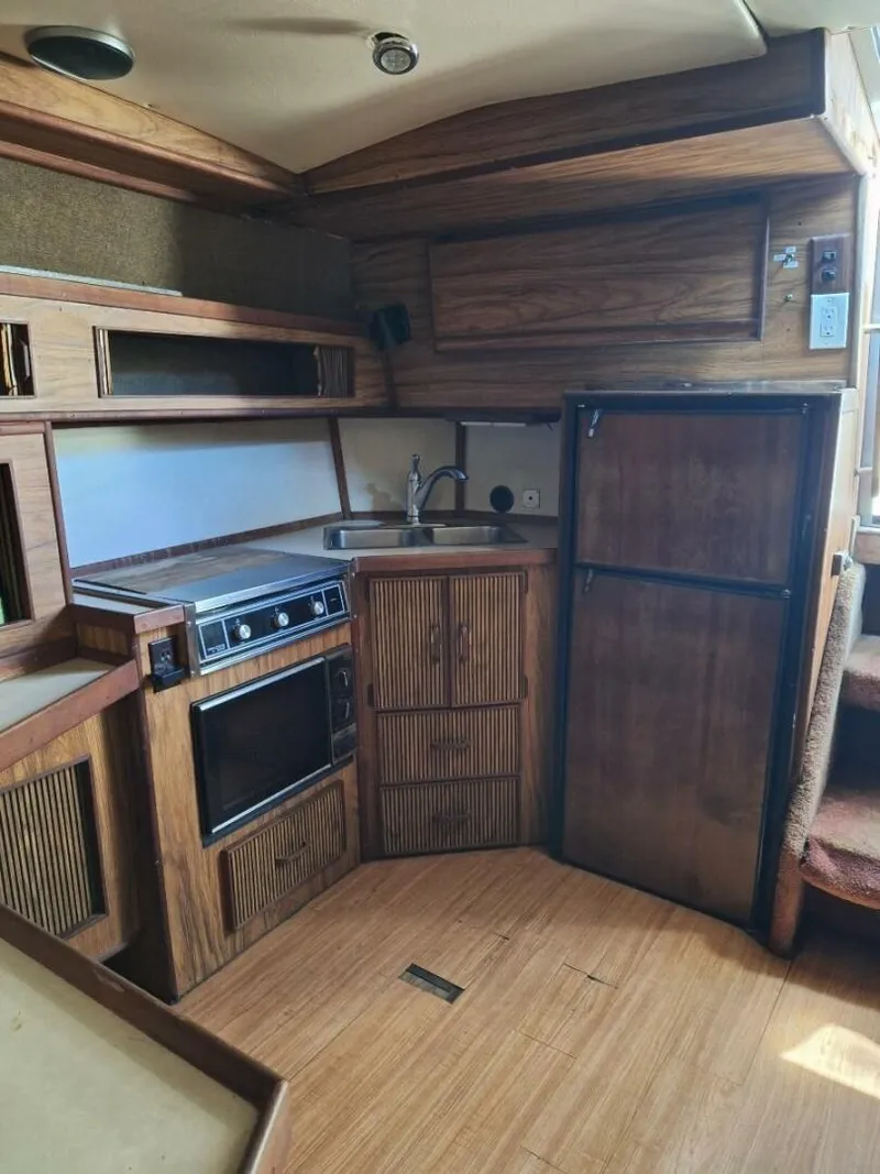 Slide: The Image of Sea Ray 390 Express Cruiser 1985 - 8