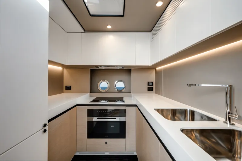 Slide: The Image of Azimut S8 2024 - 27