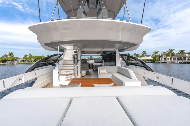 Slide: The Image of Azimut S8 2024 - 8