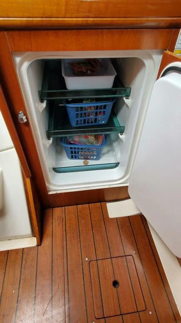 Slide: The Image of Beneteau 361 2000 - 35
